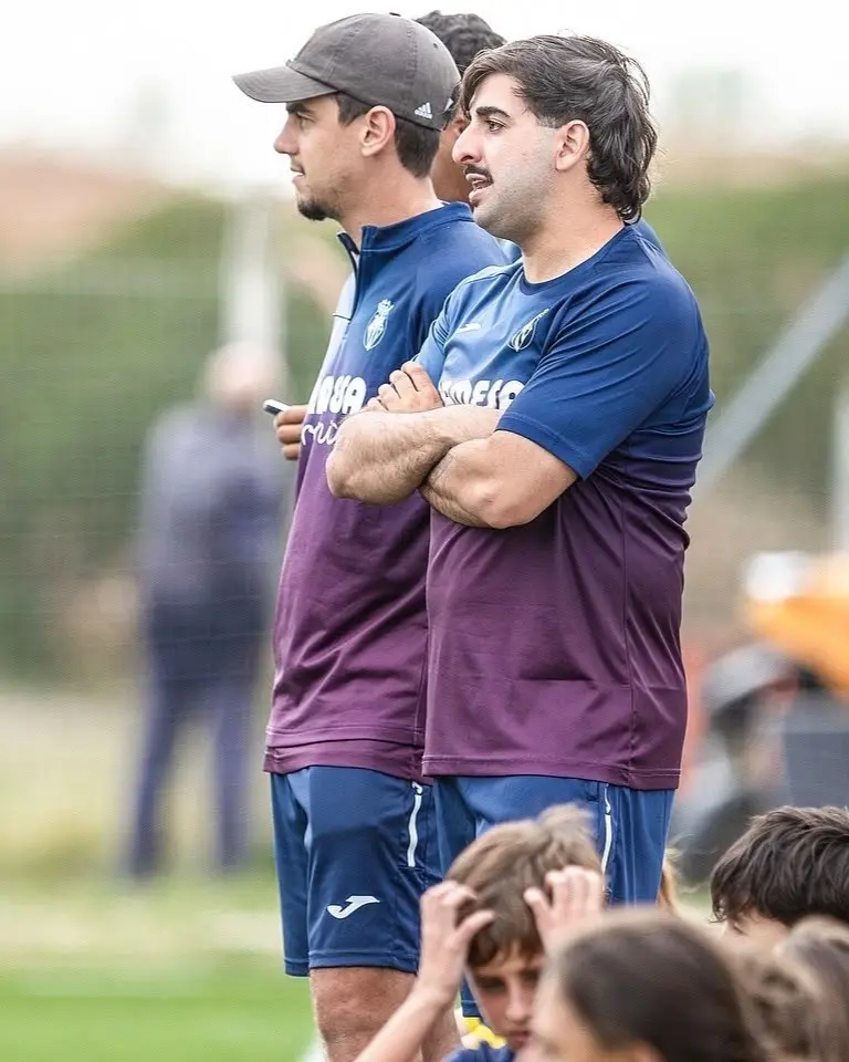 Nicolas Delgado Director Deportivo Tukumano junto a un grupo de jugadores de la institución