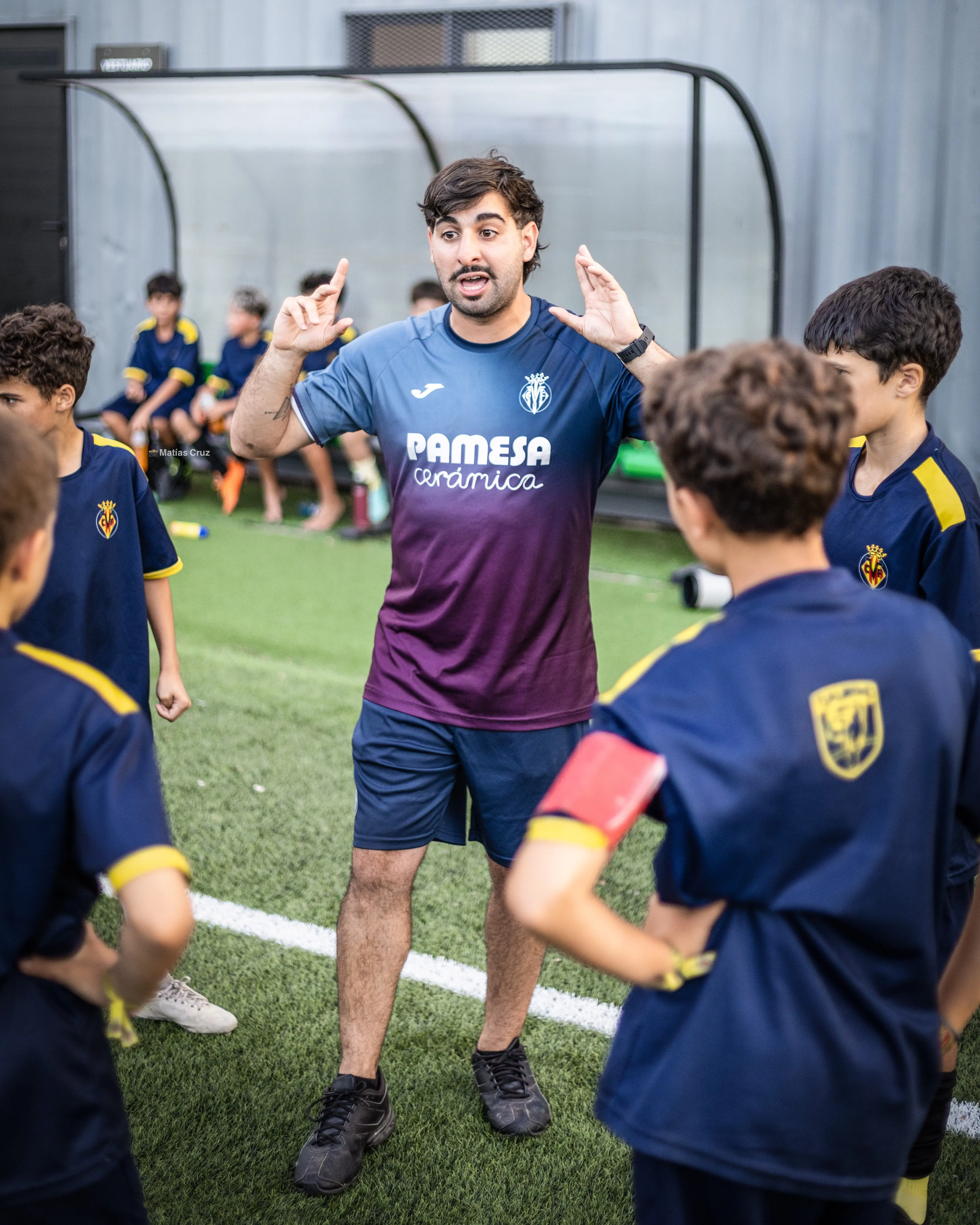 Nicolás Delgado, director deportivo de Deportivo Tukumano, junto a jugadores de la institución