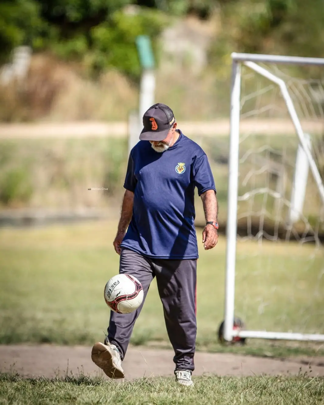Santi, formador de infantiles de Deportivo Tukumano, junto a jugadores de la institución